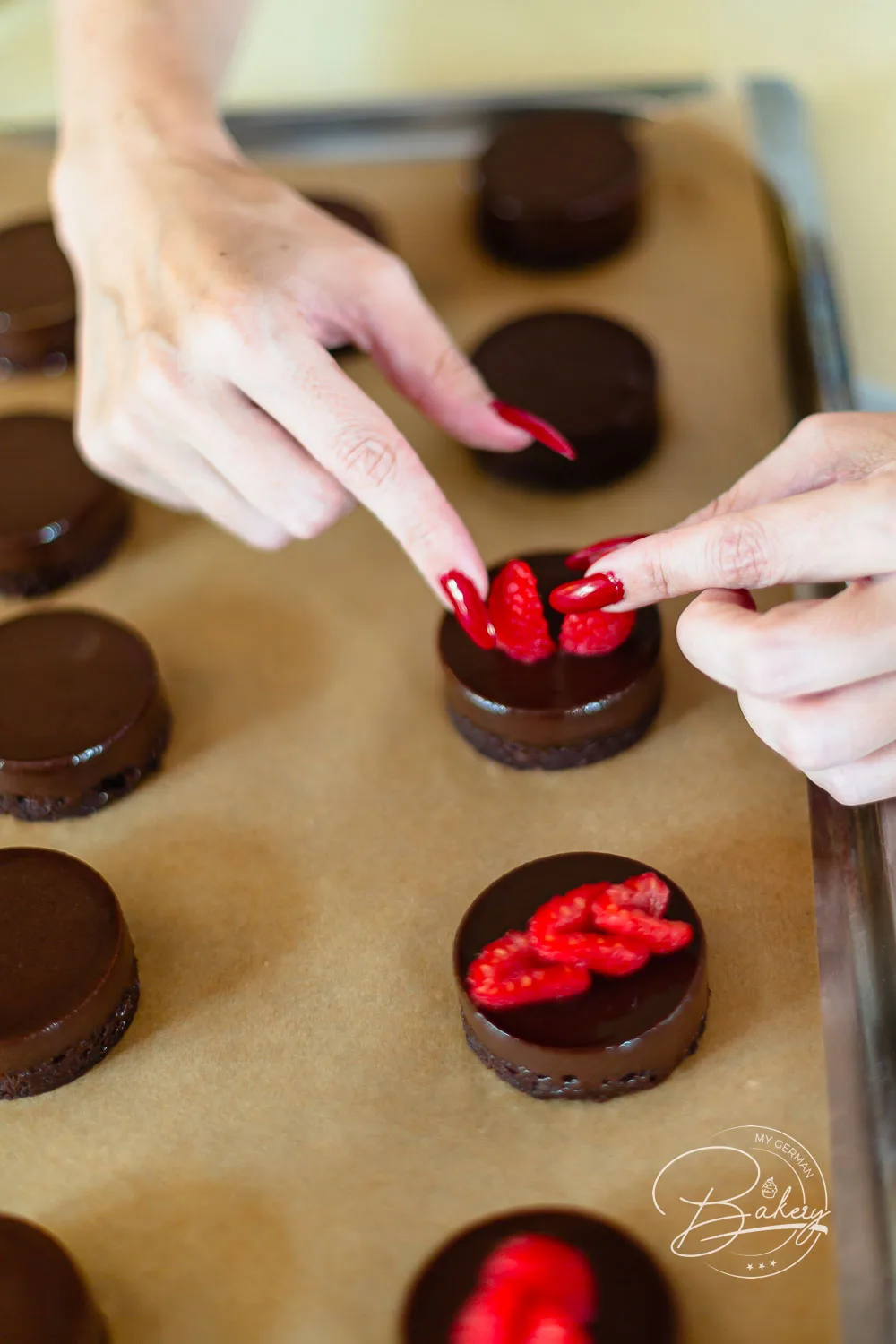Schokokuchen und Schokoladentörtchen mit Himbeeren und Ganache - Dessertkochschule Olivier Fabing Patisserie - Schokoladen Törtchen und Himbeer Törtchen selber machen - Schokoladenkuchen mit Eis und Himbeeren