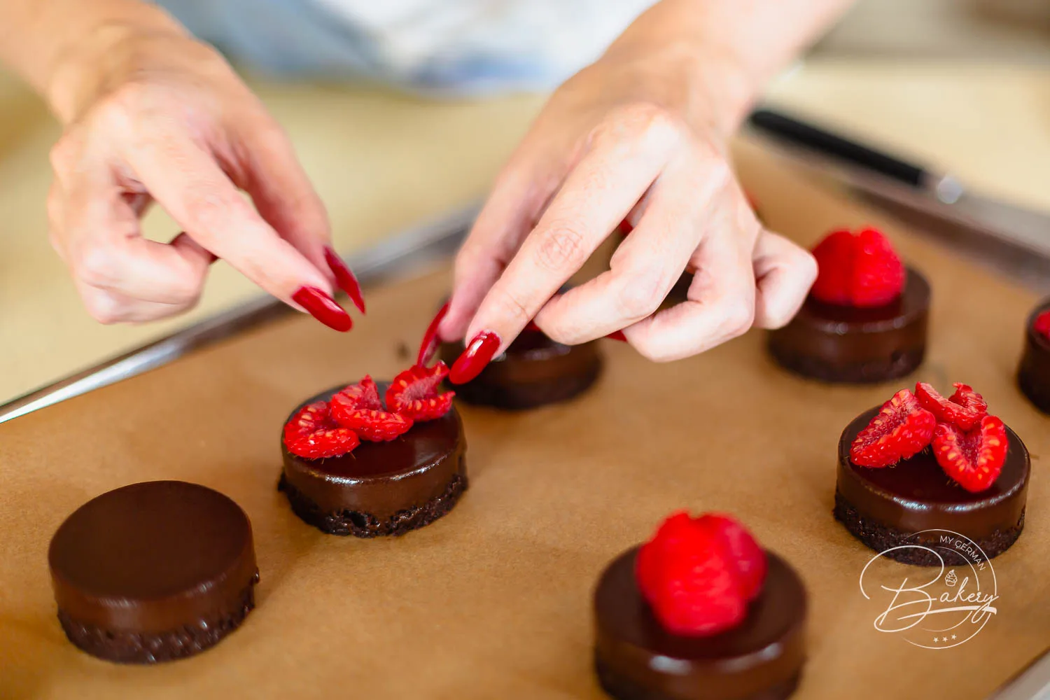 Schokokuchen und Schokoladentörtchen mit Himbeeren und Ganache - Dessertkochschule Olivier Fabing Patisserie - Schokoladen Törtchen und Himbeer Törtchen selber machen - Schokoladenkuchen mit Eis und Himbeeren