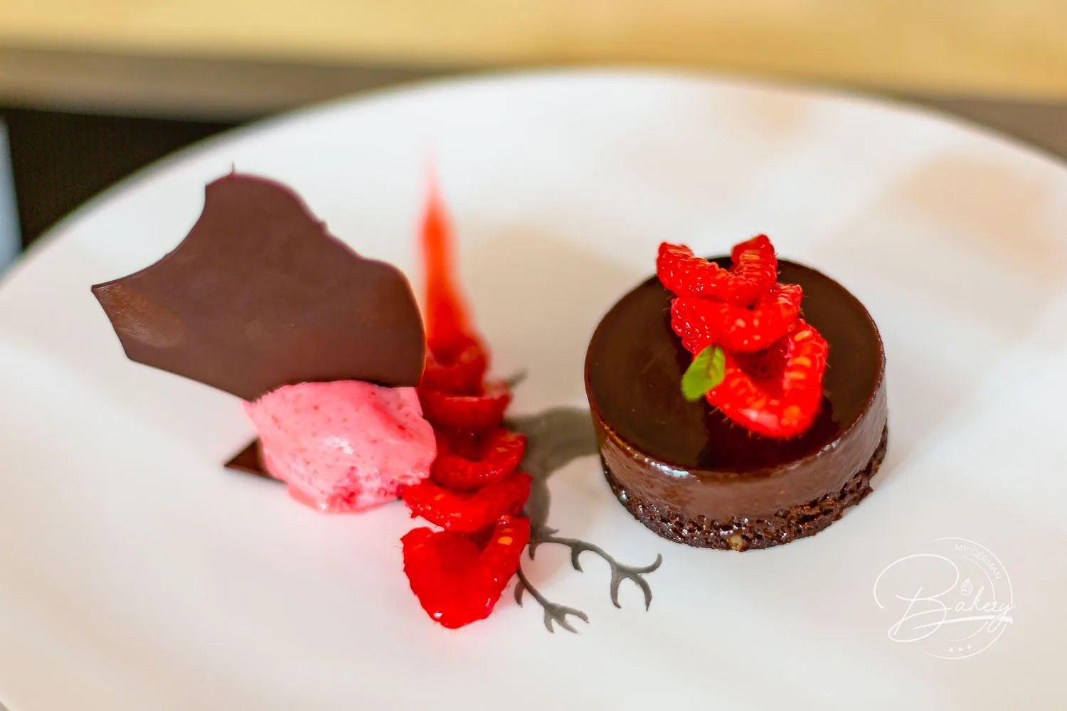Schokokuchen und Schokoladentörtchen mit Himbeeren und Ganache - Dessertkochschule Olivier Fabing Patisserie - Schokoladen Törtchen und Himbeer Törtchen selber machen - Schokoladenkuchen mit Eis und Himbeeren