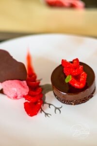 Schokokuchen und Schokoladentörtchen mit Himbeeren und Ganache - Dessertkochschule Olivier Fabing Patisserie - Schokoladen Törtchen und Himbeer Törtchen selber machen - Schokoladenkuchen mit Eis und Himbeeren