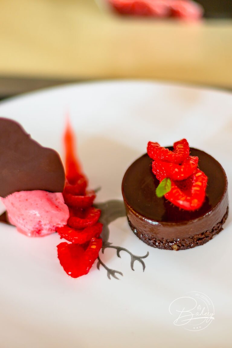 Schokokuchen und Schokoladentörtchen mit Himbeeren und Ganache - Dessertkochschule Olivier Fabing Patisserie - Schokoladen Törtchen und Himbeer Törtchen selber machen - Schokoladenkuchen mit Eis und Himbeeren