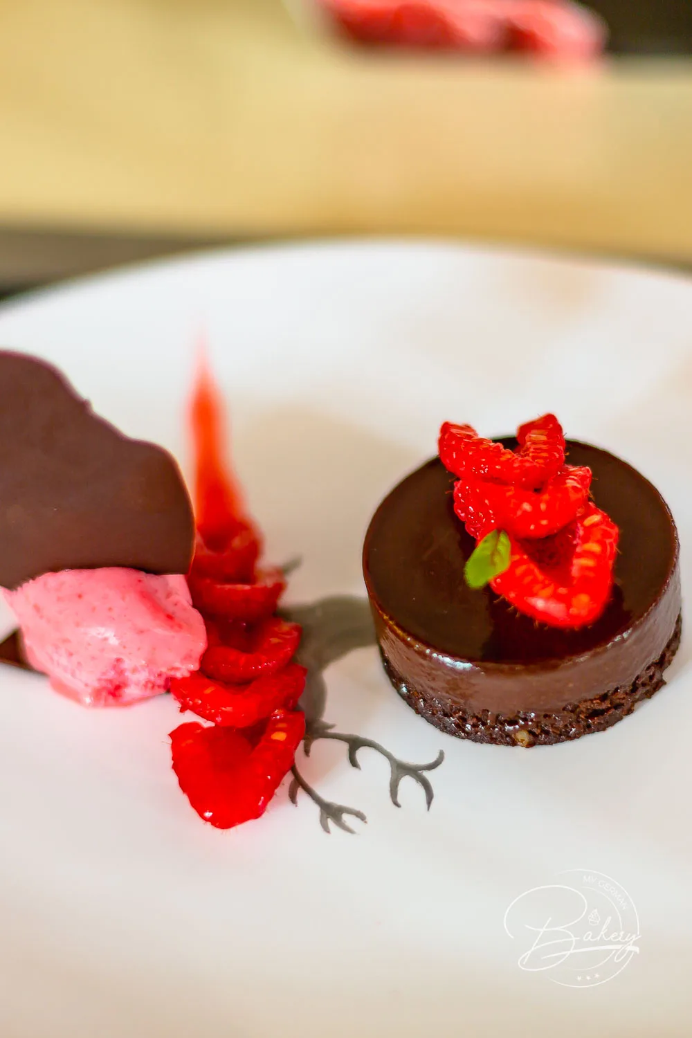 Schokokuchen und Schokoladentörtchen mit Himbeeren und Ganache - Dessertkochschule Olivier Fabing Patisserie - Schokoladen Törtchen und Himbeer Törtchen selber machen - Schokoladenkuchen mit Eis und Himbeeren