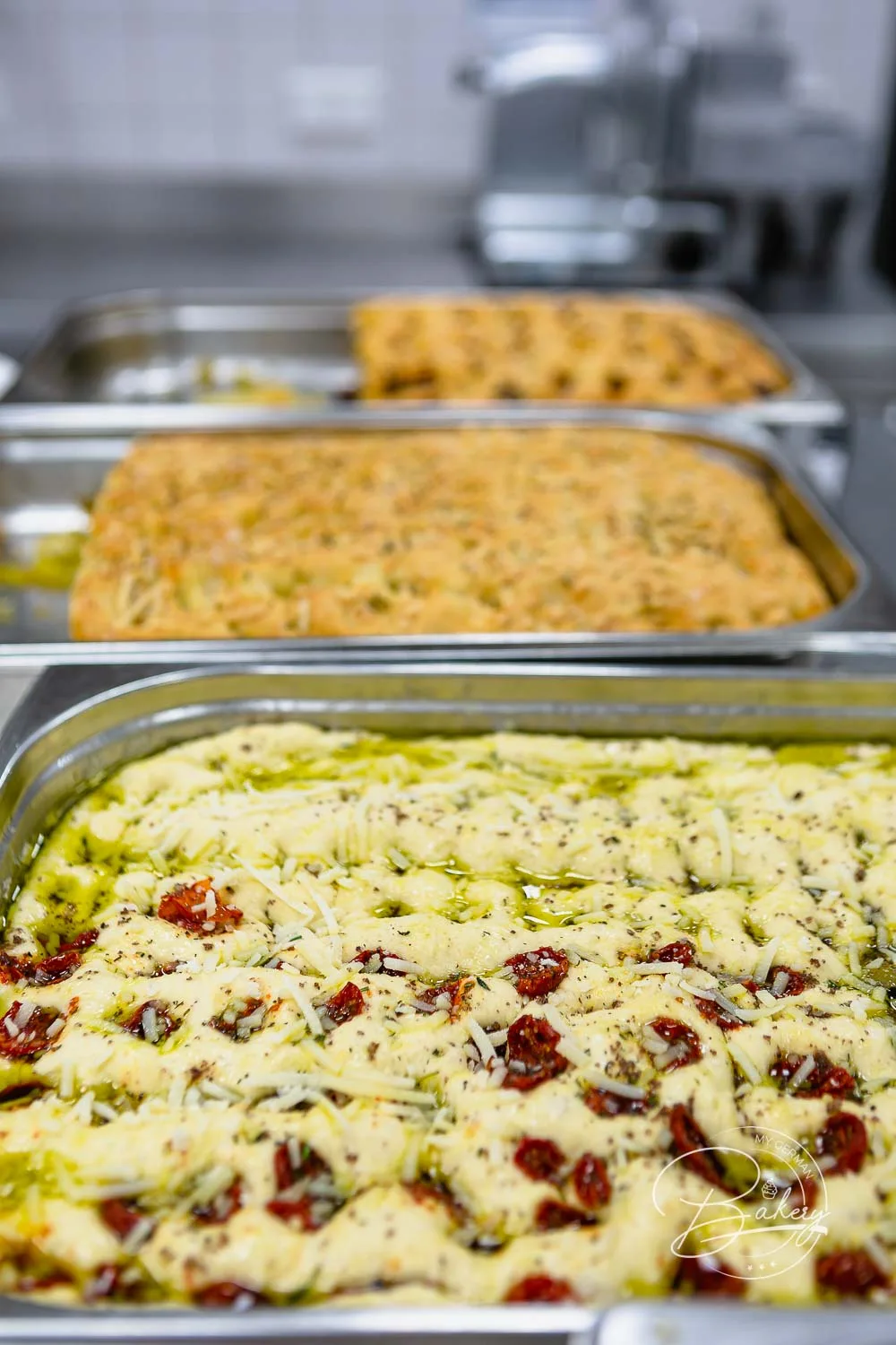 Rezept für Focaccia - italienisches Brot zum Dinner - Focaccia selber machen - Anleitung für Focaccia Rezept, dem italienischen Brot mit Oliven, Tomaten oder Paprika. Viel Olivenöl und Gewürze, sowie Salz. Mehl Hefe