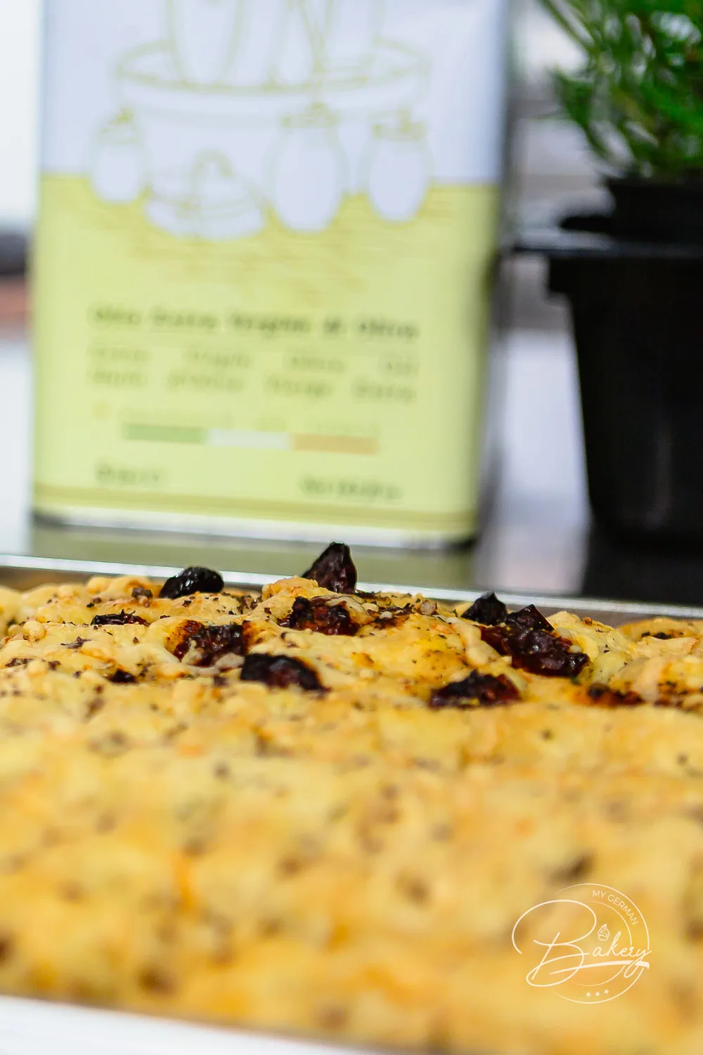 Rezept für Focaccia - italienisches Brot zum Dinner - Focaccia selber machen - Anleitung für Focaccia Rezept, dem italienischen Brot mit Oliven, Tomaten oder Paprika. Viel Olivenöl und Gewürze, sowie Salz. Mehl Hefe