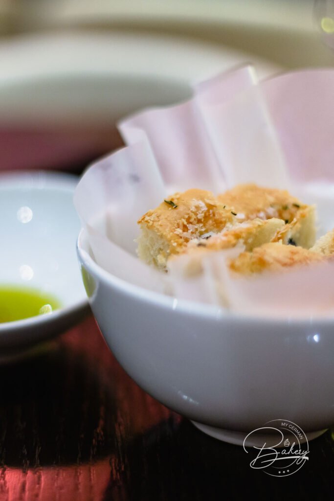 Rezept für Focaccia - italienisches Brot zum Dinner - Focaccia selber machen - Anleitung für Focaccia Rezept, dem italienischen Brot mit Oliven, Tomaten oder Paprika. Viel Olivenöl und Gewürze, sowie Salz. Mehl Hefe