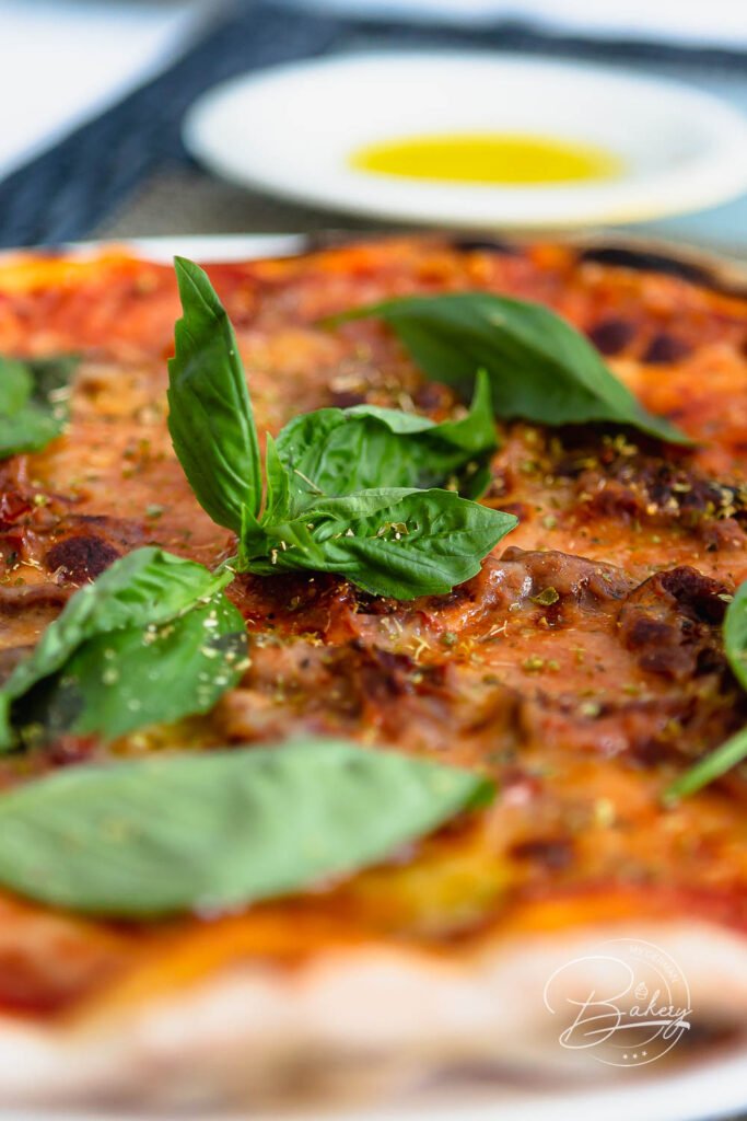 Pizzateig Rezept - bester Pizzateig selber machen - Pizza Grundrezept Rezept für Pizza - schneller Pizzateig - Pizza selber backen - Pizzateig mit Mehl, Wasser, Hefe, Öl, Salz und Gewürze. Leckeres Pizzateig Rezept