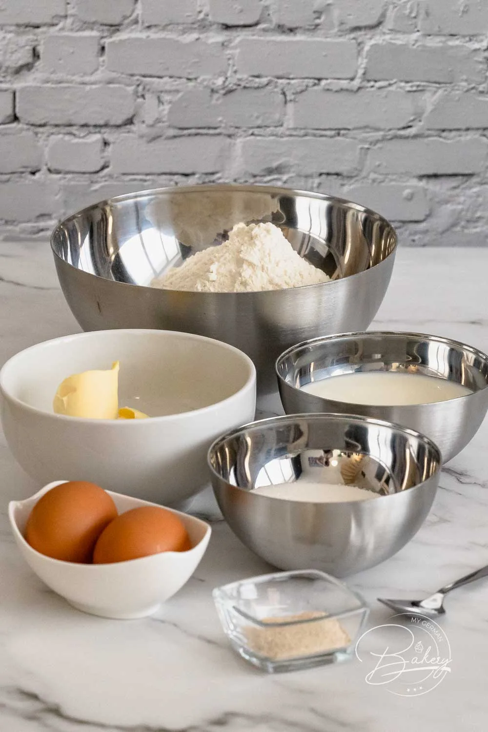 Einfacher süßer Stuten - Brot Rezept - Leckeres Brot schnell selbstgemacht - gelingt immer - wie beim Bäcker - frisch selbst gebacken - Sonntagsfrühstück - Stuten und süßes Weißbrot - Rezept für einfachen süßen Stuten als Brot Rezept. Leckeres süßes Brot schnell gebacken. Zutaten: Mehl, Zucker, Milch, Eier, Hefe, Butter