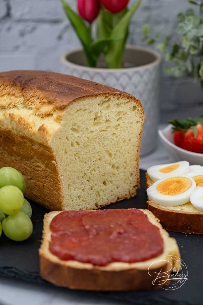 Einfacher süßer Stuten - Brot Rezept - Leckeres Brot schnell selbstgemacht - gelingt immer - wie beim Bäcker - frisch selbst gebacken - Sonntagsfrühstück - Stuten und süßes Weißbrot - Rezept für einfachen süßen Stuten als Brot Rezept. Leckeres süßes Brot schnell gebacken. Zutaten: Mehl, Zucker, Milch, Eier, Hefe, Butter