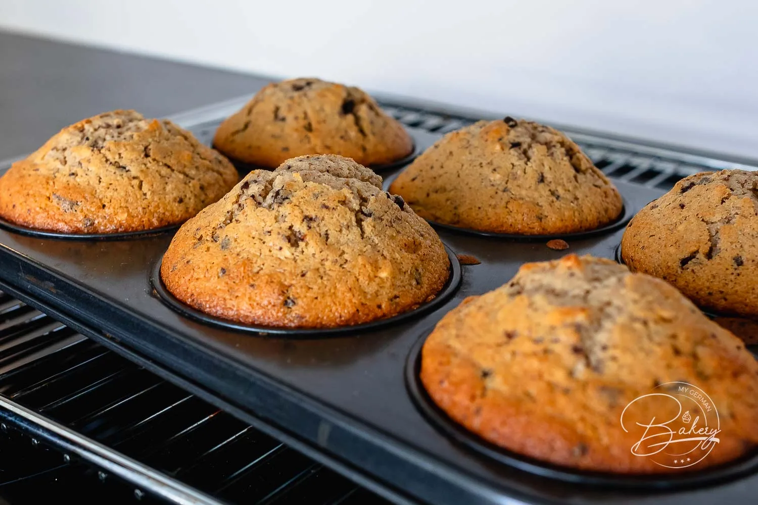 Espresso Muffins Rezept - Kaffee Muffins Backanleitung - Muffins mit Schokolade, Nüssen, Früchten - schnell gemachte Muffins - einfaches Backrezept für Kinder und Erwachsene - Minikuchen Rezept für leckere Kaffee Muffins. Muffins und Cupcakes mit Kaffee Geschmack, dunkler Schokolade, Nüssen