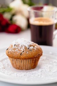 Espresso Muffins Rezept - Kaffee Muffins Backanleitung - Muffins mit Schokolade, Nüssen, Früchten - schnell gemachte Muffins - einfaches Backrezept für Kinder und Erwachsene - Minikuchen Rezept für leckere Kaffee Muffins. Muffins und Cupcakes mit Kaffee Geschmack, dunkler Schokolade, Nüssen
