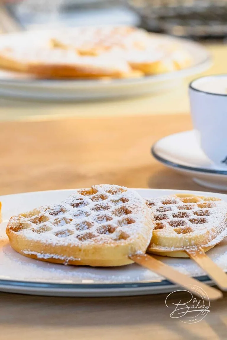 Knusprige Waffeln ohne Milch - Waffelteig Rezept schnelle Waffeln - einfaches Rezept und Waffelrezept laktosefrei - Anleitung für Waffeln ohne Milch - Backrezept für kinderleichte Waffeln - gelingen immer - Herzwaffeln mit Stäbchen backen - Kindergeburtstag