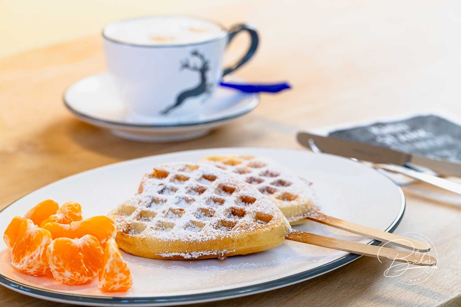 Knusprige Waffeln ohne Milch - Waffelteig Rezept schnelle Waffeln - einfaches Rezept und Waffelrezept laktosefrei - Anleitung für Waffeln ohne Milch - Backrezept für kinderleichte Waffeln - gelingen immer - Herzwaffeln mit Stäbchen backen - Kindergeburtstag