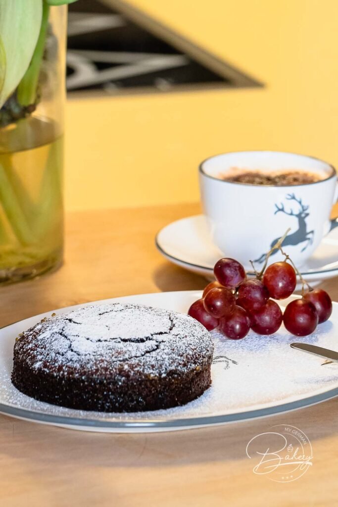 Saftiger Schokoladenkuchen Rezept - bester leckerer Schokokuchen Rezept - Backanleitung zum Schokokuchen einfach und schnell - auch für Fudge, Brownies, Schokoladenmuffins