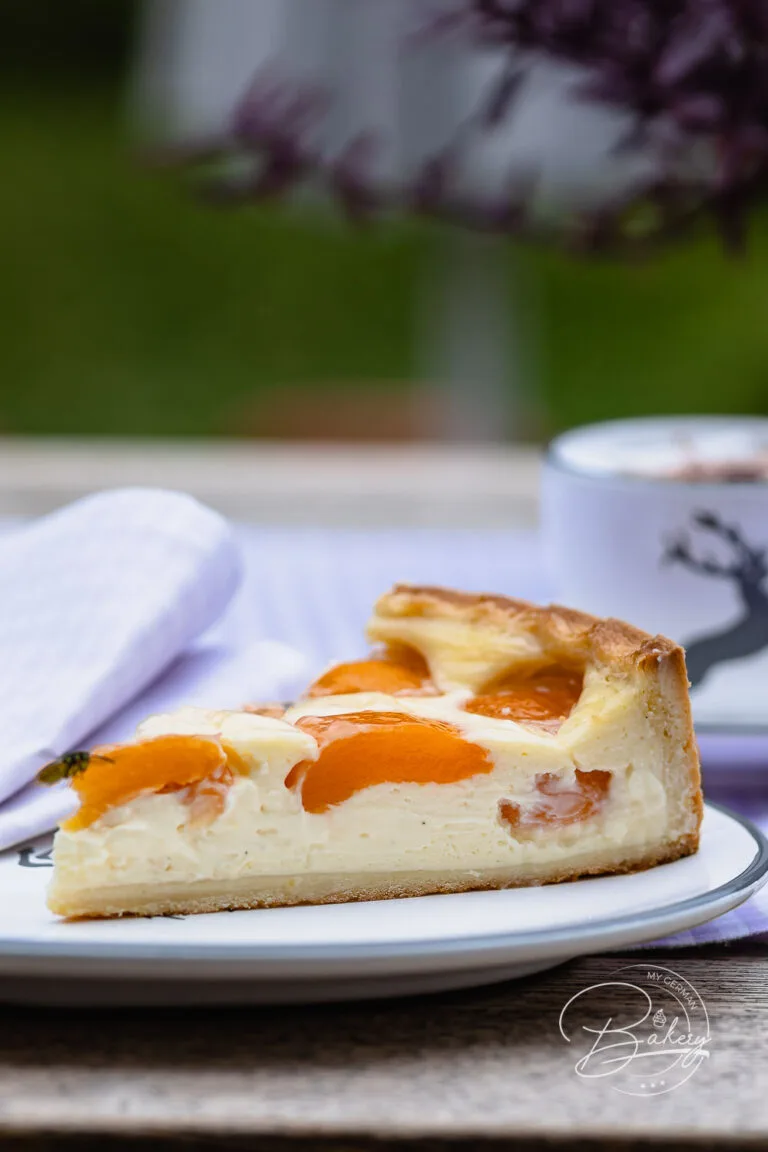Käsekuchen Rezept - Leckerer leichter Käse-Sahne-Kuchen - Leichter Schmandkuchen Käsekuchen schnell gemacht - einfaches Rezept für Käsekuchen mit Schmand und Früchten - Leckeres Käsekuchen Rezept - leichter lockerer Käsekuchen. Einfacher Käse-Sahne-Kuchen mit cremiger Konsistenz durch Schmand, Mürbeteig,