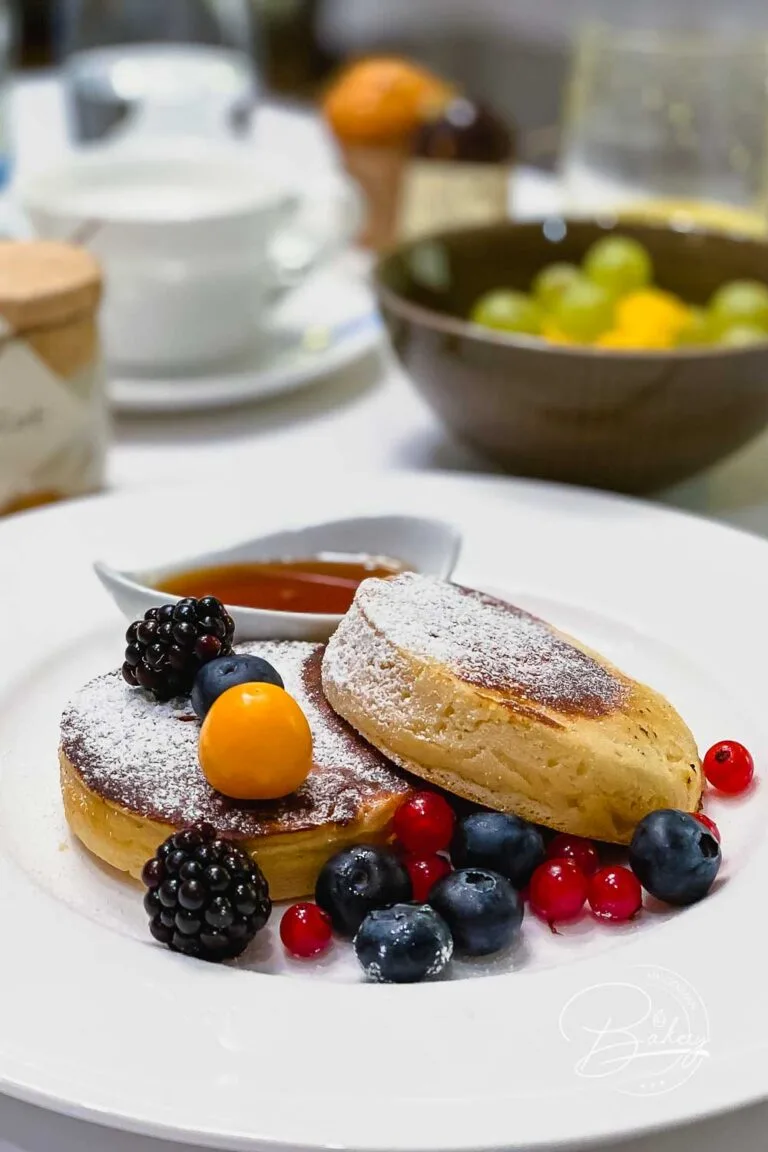 Bestes Pancakes Rezept für kleine runde dicke fluffige und leckere Pancakes, Mini-Pfannkuchen mit einfachem Rezept mit Ahornsirup, Beeren, Zimt - dicke Pancakes selber machen fluffige amerikanische Pancakes - Amerikanische Pancakes selber machen - fluffig lockere Pancakes - Pancakes Rezept - leckere weiche dicke Pfannkuchen