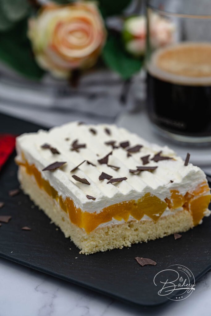 Leichtes Rezept Biskuit Kuchen - einfacher Sahnekuchen Rezept mit Pfirsichen - Sahnebiskuit Kuchen mit Pfirsichen als leichter Sommerkuchen - Leichtes Rezept Biskuit Kuchen - Schritt für Schritt Anleitung zum Biskuitboden