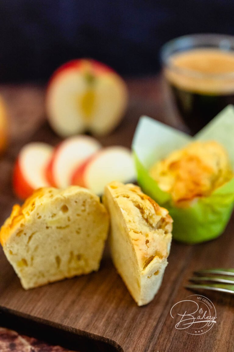 Apfel-Muffins Rezept - leckere und lockere Muffins mit Apfelgeschmack - einfaches Apfel Muffins Rezept - schnelle Muffins mit Äpfeln und Rohrzucker