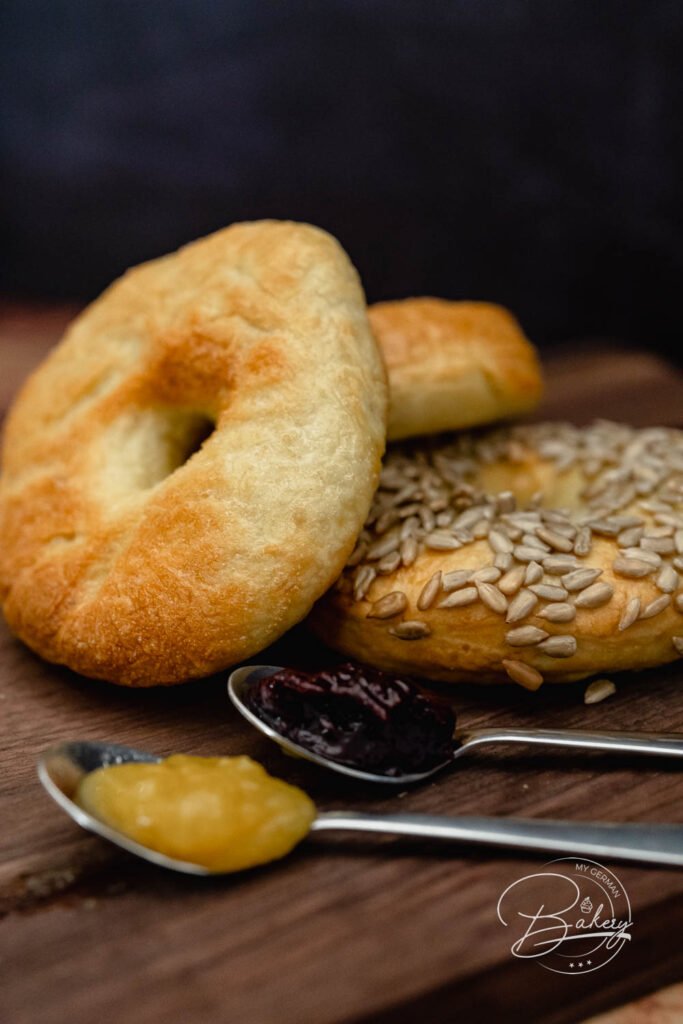 Bagel Rezept - Bagels wie in den USA einfach und schnell selbst gebacken - Traditionelle New York Bagel selber machen - Bestes Bagel Rezept aus Amerika, das beliebte weiche Brötchen mit einem Loch. Mein Rezept für New York Bagel, die Gekocht und Gebacken - Bagels selber machen - einfaches Rezept für Bagel - gesund und lecker - Bagel Rezept einfach - lecker selbst gemacht