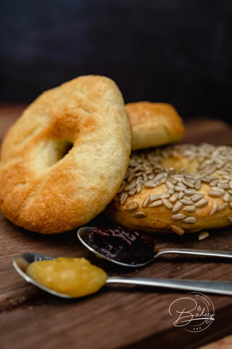 Bagel Rezept - Bagels wie in den USA einfach und schnell selbst gebacken - Traditionelle New York Bagel selber machen - Bestes Bagel Rezept aus Amerika, das beliebte weiche Brötchen mit einem Loch. Mein Rezept für New York Bagel, die Gekocht und Gebacken - Bagels selber machen - einfaches Rezept für Bagel - gesund und lecker - Bagel Rezept einfach - lecker selbst gemacht