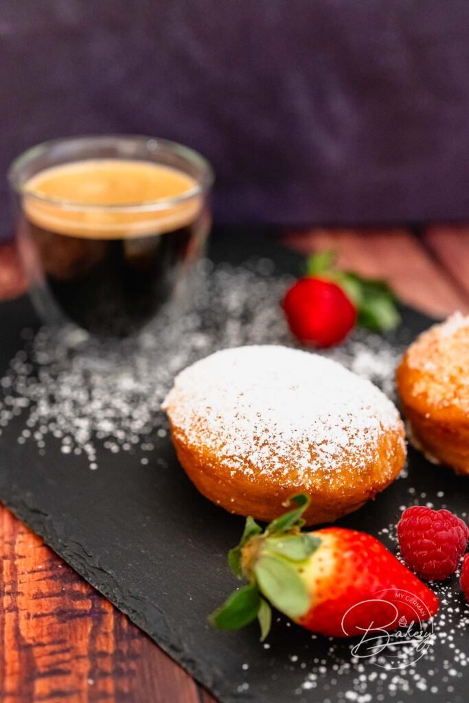 Berliner Rezept - einfach selber machen - Berliner Pfannkuchen, Krapfen, Kreppel, Ballen einfach selber machen - Einfaches Berliner Rezept zum selber backen in einer Pfanne. Jelly Donuts mit Hefe und Öl. Gefüllt mit Marmelade oder Vanillepudding