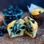 Blaubeer Muffins Rezept - bestes Muffin Rezept als Basis - saftige, lockere, fluffige, leckere Muffins mit Blaubeeren backen. Schnell, einfach und lecker sind diese Blaubeer Muffins, die dem Vorbild bei Starbucks sehr ähnlich sind. Buttermilch, Rohrzucker und Mehl
