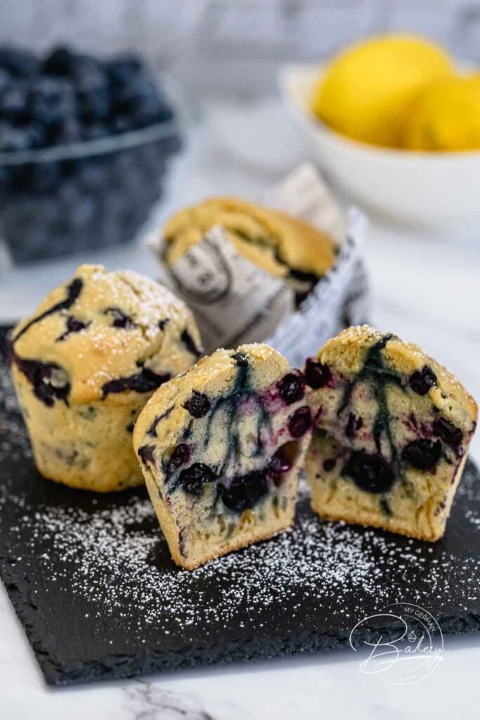 Blaubeer Muffins Rezept - bestes Muffin Rezept als Basis - saftige, lockere, fluffige, leckere Muffins mit Blaubeeren backen. Schnell, einfach und lecker sind diese Blaubeer Muffins, die dem Vorbild bei Starbucks sehr ähnlich sind. Buttermilch, Rohrzucker und Mehl