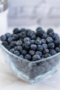 Blaubeeren und Heidelbeeren - Blaubeer Muffins Rezept - bestes Muffin Rezept als Basis - saftige, lockere, fluffige, leckere Muffins mit Blaubeeren backen. Schnell, einfach und lecker sind diese Blaubeer Muffins, die dem Vorbild bei Starbucks sehr ähnlich sind. Buttermilch, Rohrzucker und Mehl