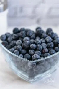 Blaubeeren und Heidelbeeren - Blaubeer Muffins Rezept - bestes Muffin Rezept als Basis - saftige, lockere, fluffige, leckere Muffins mit Blaubeeren backen. Schnell, einfach und lecker sind diese Blaubeer Muffins, die dem Vorbild bei Starbucks sehr ähnlich sind. Buttermilch, Rohrzucker und Mehl