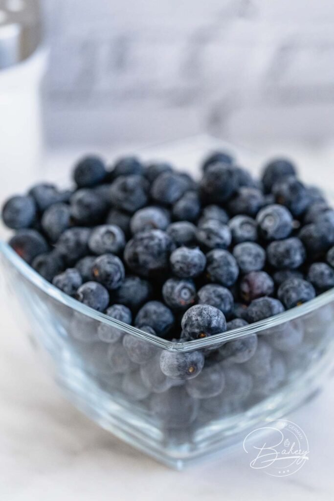 Blaubeeren und Heidelbeeren - Blaubeer Muffins Rezept - bestes Muffin Rezept als Basis - saftige, lockere, fluffige, leckere Muffins mit Blaubeeren backen. Schnell, einfach und lecker sind diese Blaubeer Muffins, die dem Vorbild bei Starbucks sehr ähnlich sind. Buttermilch, Rohrzucker und Mehl