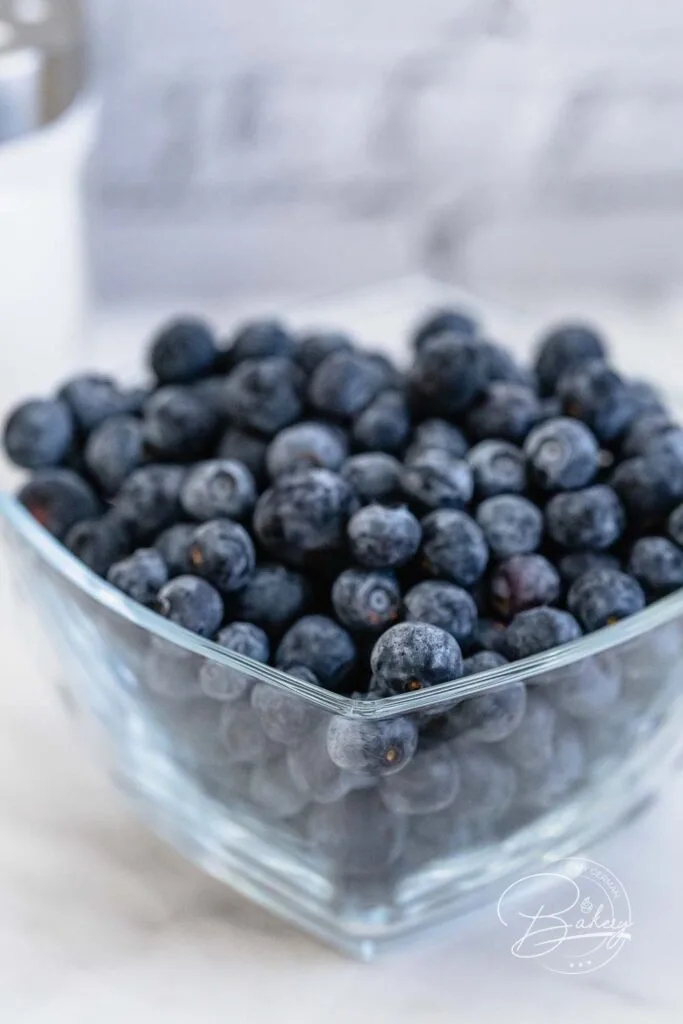 Blaubeeren und Heidelbeeren - Blaubeer Muffins Rezept - bestes Muffin Rezept als Basis - saftige, lockere, fluffige, leckere Muffins mit Blaubeeren backen. Schnell, einfach und lecker sind diese Blaubeer Muffins, die dem Vorbild bei Starbucks sehr ähnlich sind. Buttermilch, Rohrzucker und Mehl