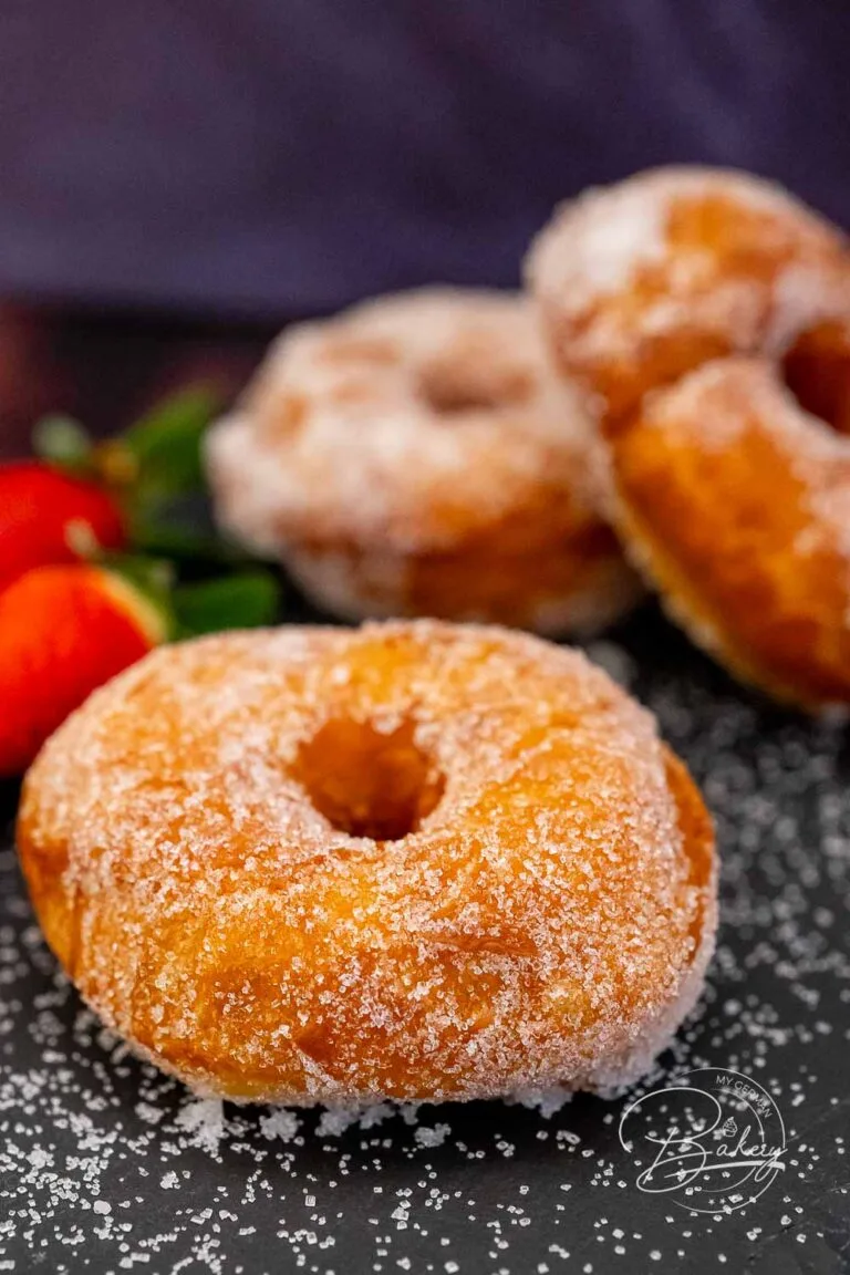 Donuts Rezept - lecker, luftig, einfach und schnell selbst gemacht - Donuts selber machen - einfaches Donuts Rezept und Berliner Variante mit Hefeteig, der in der Pfanne gebacken wird. Leckere Donuts Kuchenringe mit Zucker, Puderzucker, Schoko