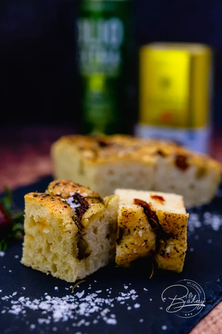 Focaccia Rezept - leckeres, einfaches Brot mit Oliven und Tomaten - Italienisches Brot Focaccia Schiacciata Rezept - Dinner Brot für den italienischen Abend Backrezept - Einfaches Focaccia Rezept für luftiges, lockeres, leckeres Brot aus Hefeteig, Oliven, Tomaten, Rosmarin, italienischen Kräutern