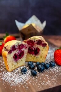 Einfaches Himbeer-Muffins Rezept - beste Muffins mit Buttermilch - Himbeer-Muffins wie in Amerika - lecker, locker, fluffig - einfach selbst gemacht und gebacken - Muffins mit Himbeeren - Bestes Himbeer-Muffins Rezept - schnell, lecker und leicht mit Buttermilch, Natron, Mehl