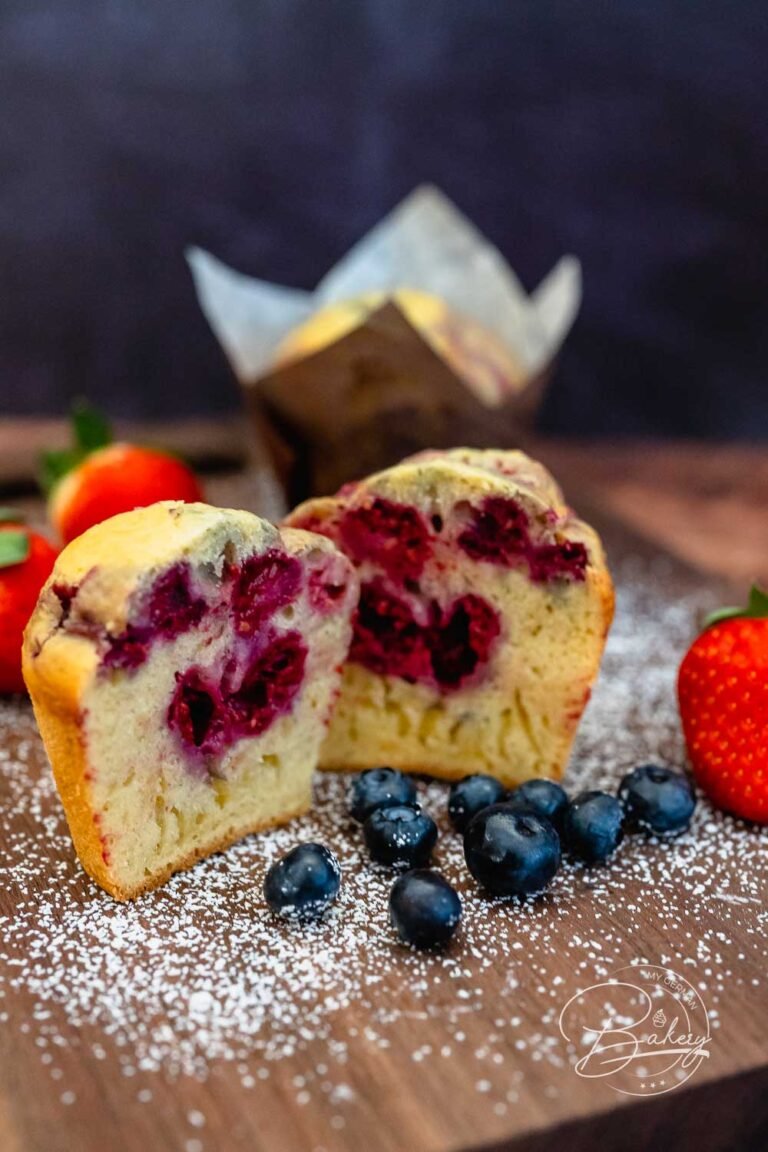 Einfaches Himbeer-Muffins Rezept - beste Muffins mit Buttermilch - Himbeer-Muffins wie in Amerika - lecker, locker, fluffig - einfach selbst gemacht und gebacken - Muffins mit Himbeeren - Bestes Himbeer-Muffins Rezept - schnell, lecker und leicht mit Buttermilch, Natron, Mehl