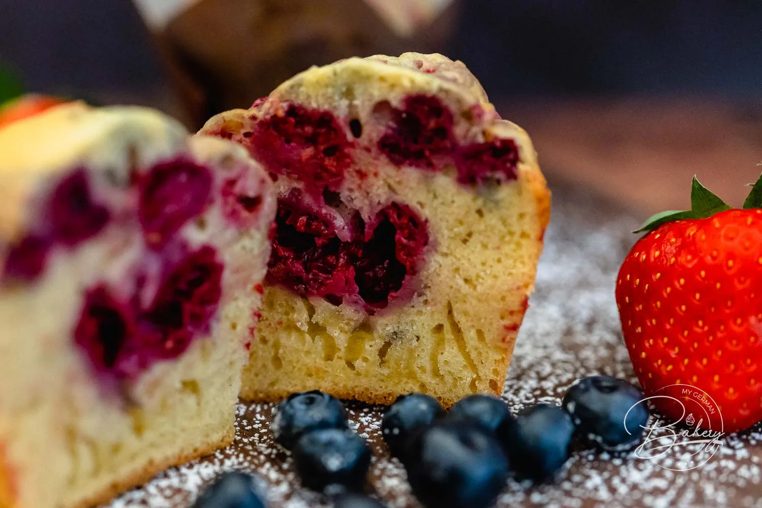 Einfaches Himbeer-Muffins Rezept - beste Muffins mit Buttermilch - Himbeer-Muffins wie in Amerika - lecker, locker, fluffig - einfach selbst gemacht und gebacken - Muffins mit Himbeeren - Bestes Himbeer-Muffins Rezept - schnell, lecker und leicht mit Buttermilch, Natron, Mehl