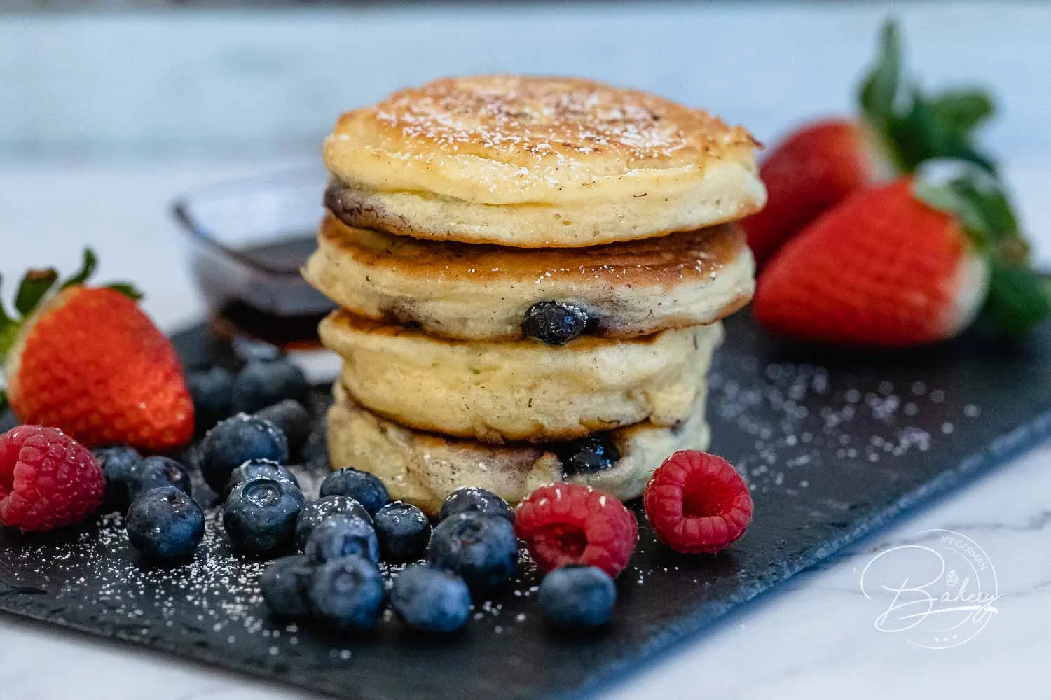 Einfaches Blaubeer Pancakes Rezept - leckere dicke kleine Pfannkuchen und Eierkuchen - Blaubeer-Pancakes - einfach locker und schnell gemacht - amerikanische Blueberry Pancakes und kleine Pfannkuchen - Blueberry Pancakes Rezept mit Blaubeeren. Frühstück