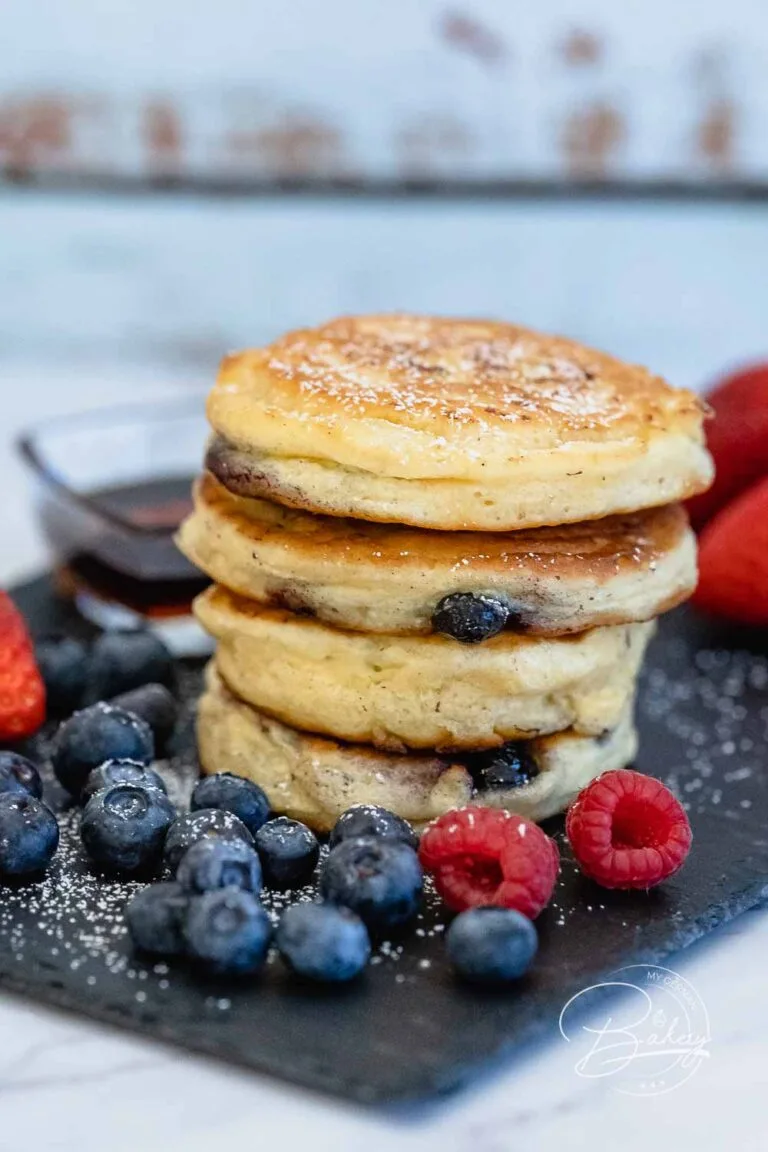 Einfaches Blaubeer Pancakes Rezept - leckere dicke kleine Pfannkuchen und Eierkuchen - Blaubeer-Pancakes - einfach locker und schnell gemacht - amerikanische Blueberry Pancakes und kleine Pfannkuchen - Blueberry Pancakes Rezept mit Blaubeeren. Frühstück