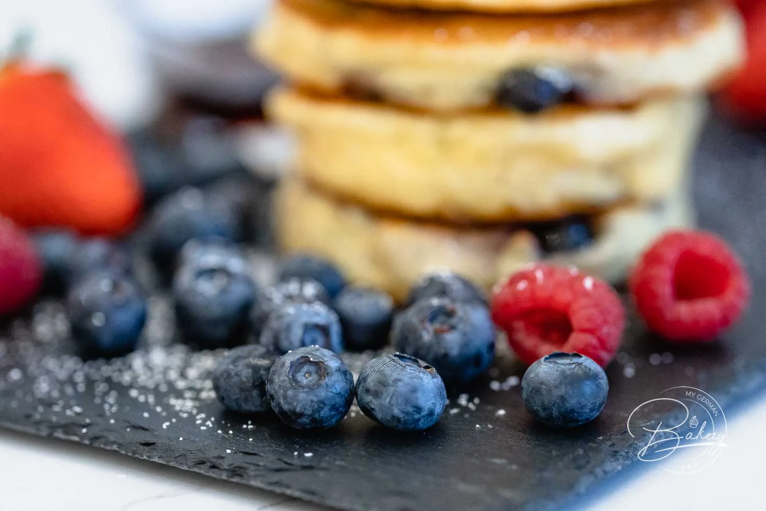 Einfaches Blaubeer Pancakes Rezept - leckere dicke kleine Pfannkuchen und Eierkuchen - Blaubeer-Pancakes - einfach locker und schnell gemacht - amerikanische Blueberry Pancakes und kleine Pfannkuchen - Blueberry Pancakes Rezept mit Blaubeeren. Frühstück