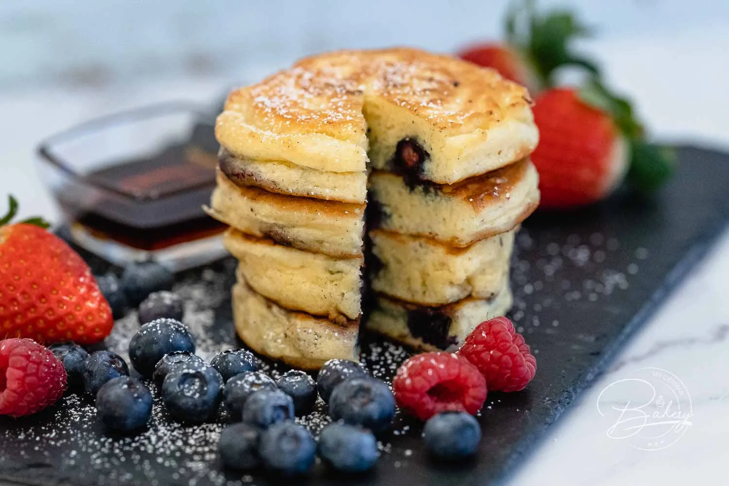 Einfaches Blaubeer Pancakes Rezept - leckere dicke kleine Pfannkuchen und Eierkuchen - Blaubeer-Pancakes - einfach locker und schnell gemacht - amerikanische Blueberry Pancakes und kleine Pfannkuchen - Blueberry Pancakes Rezept mit Blaubeeren. Frühstück