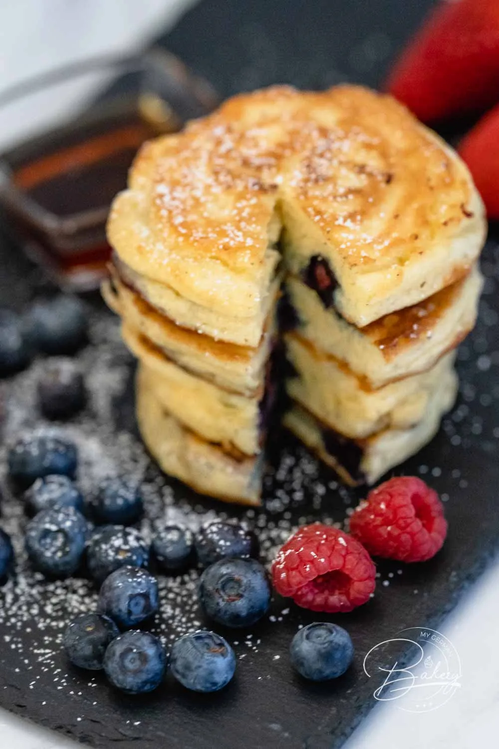 Einfaches Blaubeer Pancakes Rezept - leckere dicke kleine Pfannkuchen und Eierkuchen - Blaubeer-Pancakes - einfach locker und schnell gemacht - amerikanische Blueberry Pancakes und kleine Pfannkuchen - Blueberry Pancakes Rezept mit Blaubeeren. Frühstück