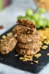 Knusprige Cornflakes-Kekse mit Schokolade - selbst gemacht - Rezept für schnelle Kekse mit Cornflakes, Schokolade und Nüssen - Knusperkekse und knusprige Kekse - Beste Cornflakes-Kekse Rezept - Leckere und knusprige Cornflakes Kekse mit softem Kern und Crunch durch Cornflakes