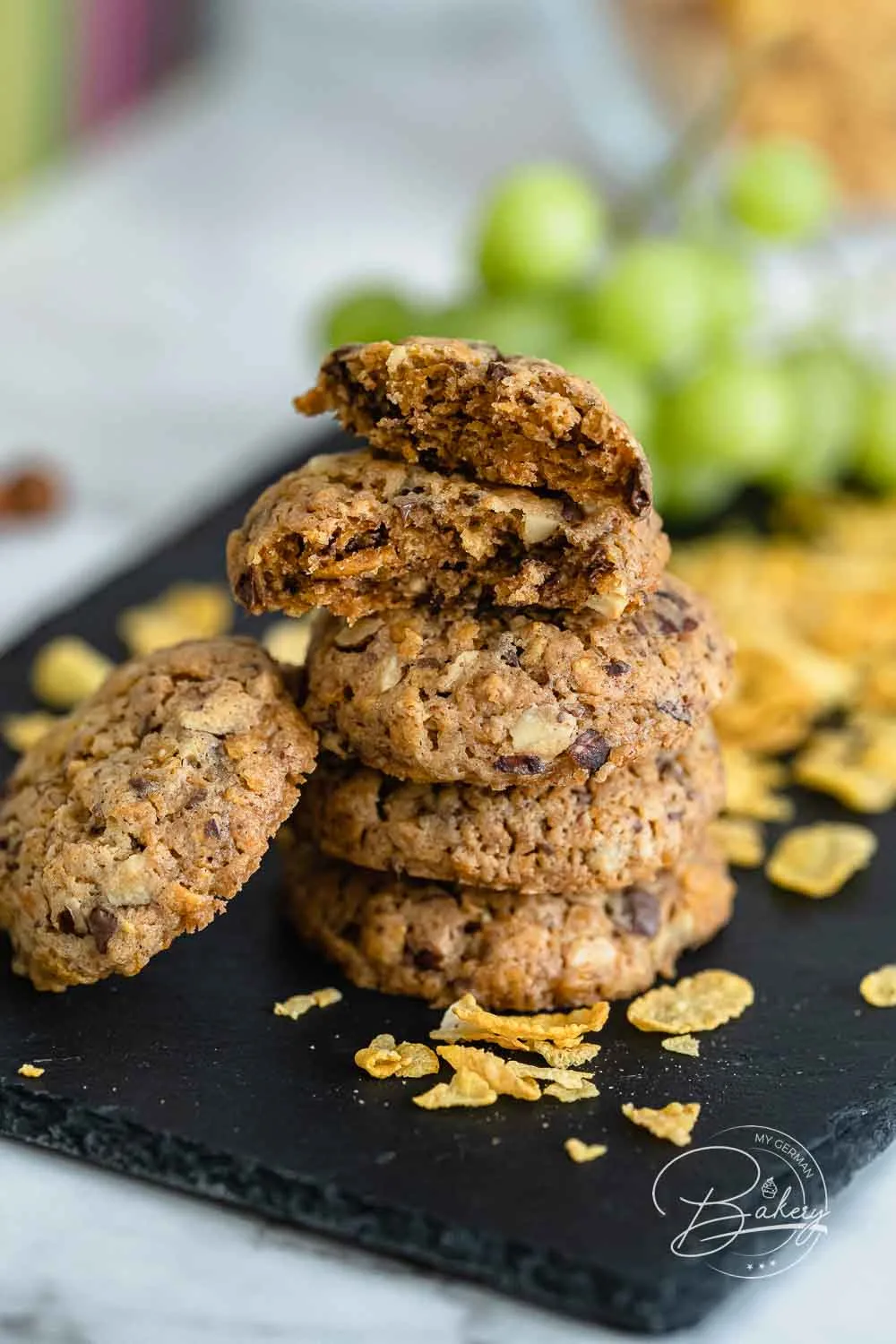Knusprige Cornflakes-Kekse mit Schokolade - selbst gemacht - Rezept für schnelle Kekse mit Cornflakes, Schokolade und Nüssen - Knusperkekse und knusprige Kekse - Beste Cornflakes-Kekse Rezept - Leckere und knusprige Cornflakes Kekse mit softem Kern und Crunch durch Cornflakes