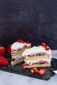 Leichte Erdbeer-Sahne-Torte - Lockerer Biskuit-Kuchen - einfach gemacht - Erdbeer-Sahne Kuchen und Sahnekuchen mit Biskuit boden als Torte für Feiern - Leckere und einfache Erdbeer-Torte und Erdbeer-Kuchen