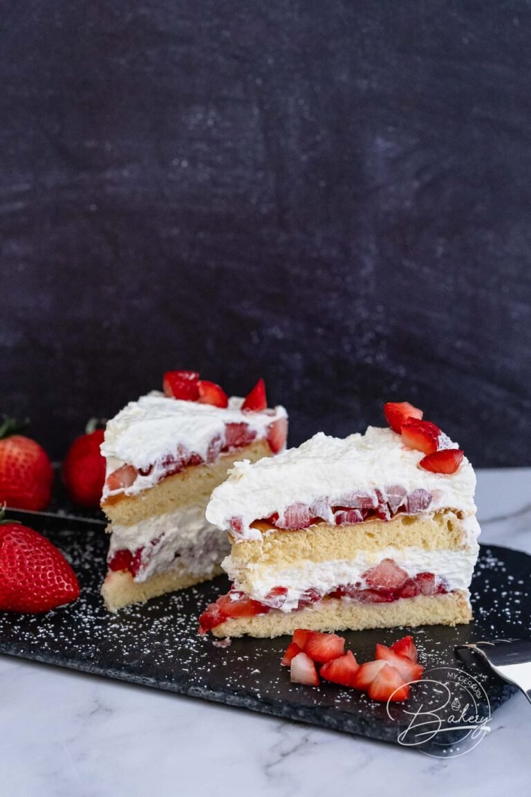 Leichte Erdbeer-Sahne-Torte - Lockerer Biskuit-Kuchen - einfach gemacht - Erdbeer-Sahne Kuchen und Sahnekuchen mit Biskuit boden als Torte für Feiern - Leckere und einfache Erdbeer-Torte und Erdbeer-Kuchen