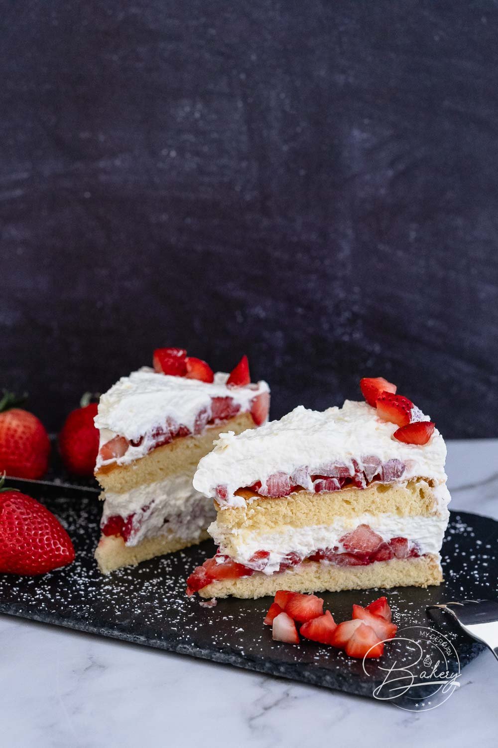 Leichte Erdbeer-Sahne-Torte - Lockerer Biskuit-Kuchen - einfach gemacht - Erdbeer-Sahne Kuchen und Sahnekuchen mit Biskuit boden als Torte für Feiern - Leckere und einfache Erdbeer-Torte und Erdbeer-Kuchen