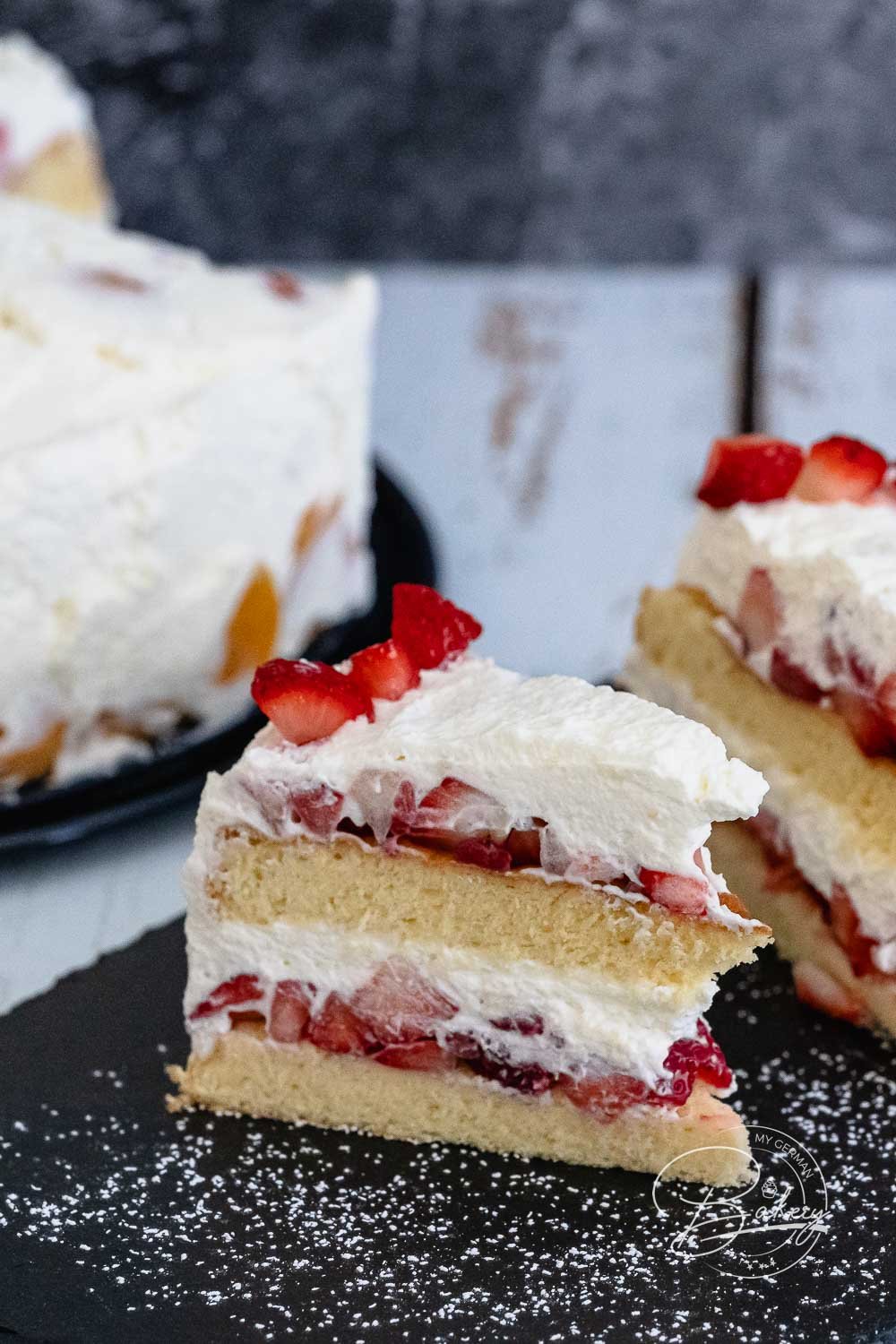 Leichte Erdbeer-Sahne-Torte - Lockerer Biskuit-Kuchen - einfach gemacht - Erdbeer-Sahne Kuchen und Sahnekuchen mit Biskuit boden als Torte für Feiern - Leckere und einfache Erdbeer-Torte und Erdbeer-Kuchen