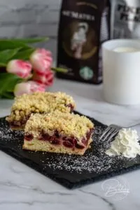 Kirsch Streuselkuchen Rezept - Hefekuchen lecker und einfach - Leckeres Kirsch Streuselkuchen Rezept für Hefekuchen und Streuselkuchen. Kuchen mit Butterstreuseln und Sauerkirschen, Kirschen und Schattenmorellen - schnelle einfache Anleitung - leckerer Hefekuchen - Rezept Blechkuchen - einfacher Kuchen mit Trockenhefe