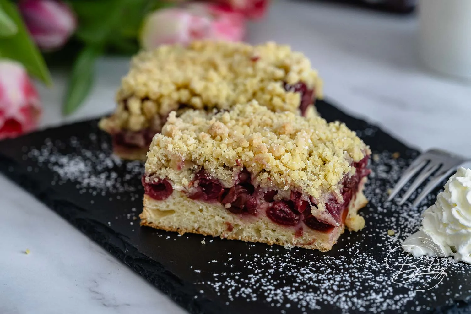 Kirsch Streuselkuchen Rezept - Hefekuchen lecker und einfach - Leckeres Kirsch Streuselkuchen Rezept für Hefekuchen und Streuselkuchen. Kuchen mit Butterstreuseln und Sauerkirschen, Kirschen und Schattenmorellen - schnelle einfache Anleitung - leckerer Hefekuchen - Rezept Blechkuchen - einfacher Kuchen mit Trockenhefe
