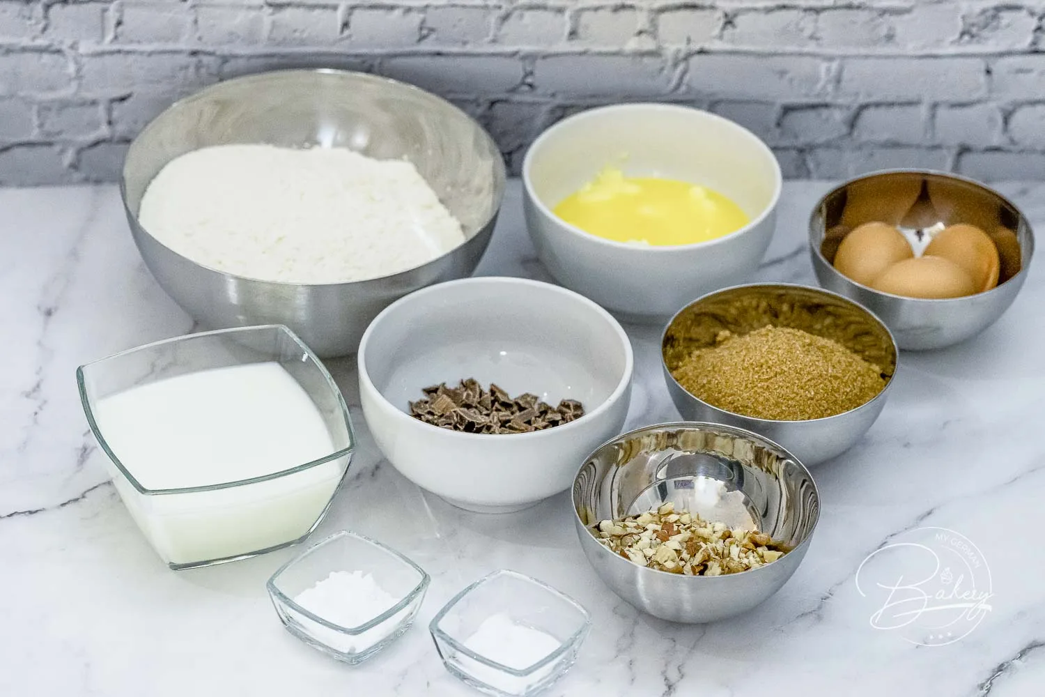 Zutaten - Beste Muffins mit Schokolade - Schokomuffins - einfaches Rezept - Rezept Muffins mit Schokolade und Nuss - extra locker und saftig selbst gemacht - Schoko Muffins und Schokoladen Muffins mit dunkler oder weißer Schokolade, Walnüssen,