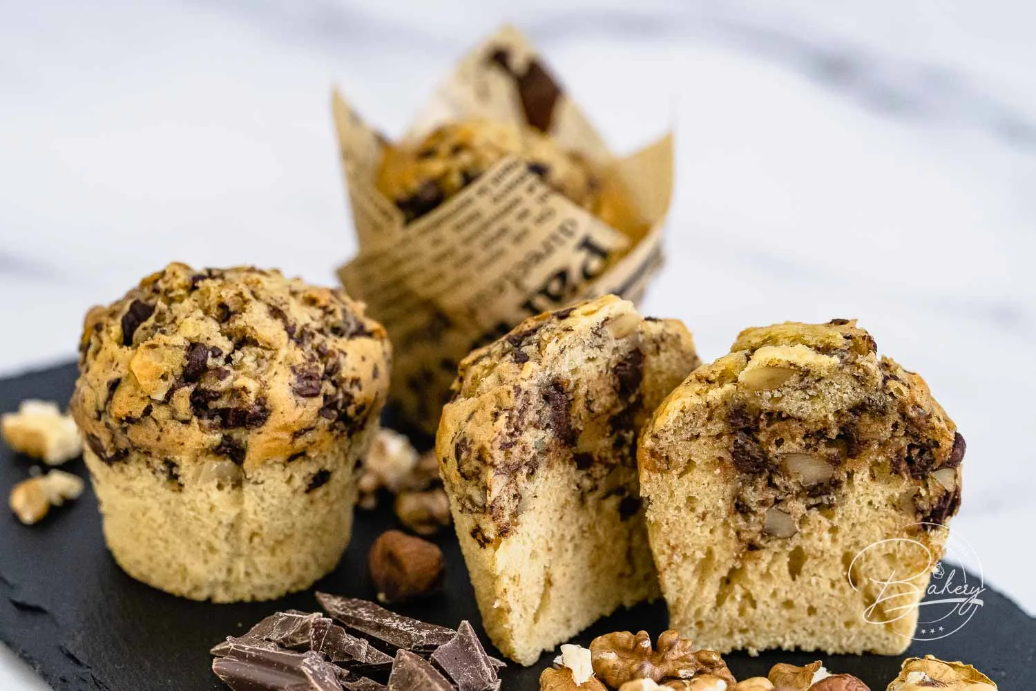 Beste Muffins mit Schokolade - Schokomuffins - einfaches Rezept - Rezept Muffins mit Schokolade und Nuss - extra locker und saftig selbst gemacht - Schoko Muffins und Schokoladen Muffins mit dunkler oder weißer Schokolade, Walnüssen,